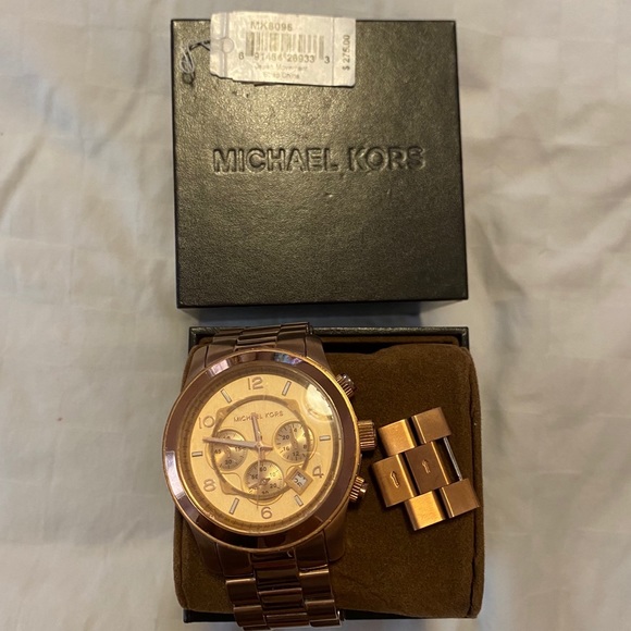 Michael Kors Oversized Runway Rose gold watch - Picture 3 of 8